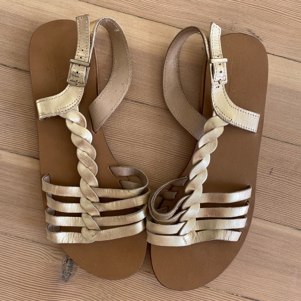 Gold flat sandals, size 8,5 US